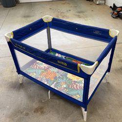 Nice GRACO Pack-n-Play 941L Series. Jungle Print.