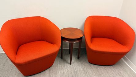 Set of 2 swivel chairs with coffee table