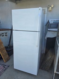 Refrigerator GE 28 in Wide Refrigerator, Works perfectly, 30 day REPLACEMENT WARRANTY, DELIVERY AVAILABLE!