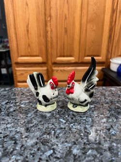 Vintage Ceramic Lefton Handpainted Black and White Rooster and Hen Chicken Farmhouse Pair of salt and pepper shakers. Made in Japan. Stamped Japan o