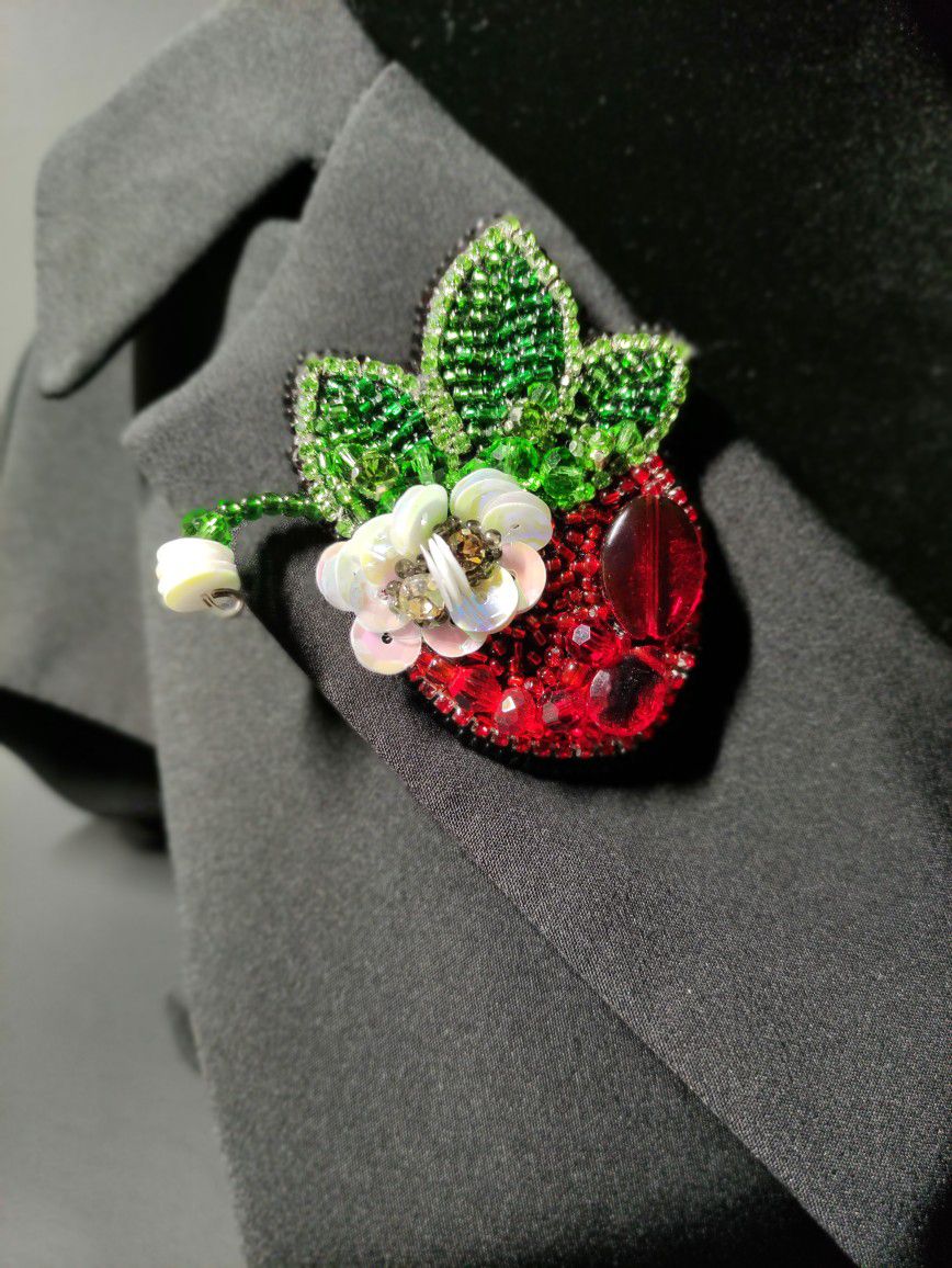 Handmade Jewelry Beaded Strawberry Brooch Pin for Sale in