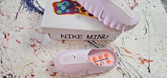 Size 9.5 women  nike mind