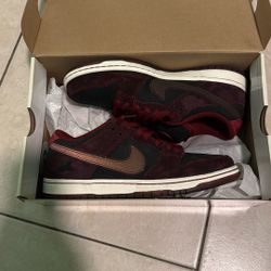 NIKE SB LOW MAHOGANY DARK BEETROOT Size 8