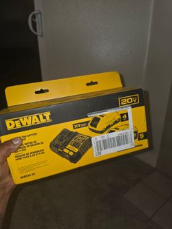 Kit baterias Dewalt 4ah XR y 5 ah + cargador completamente nuevo