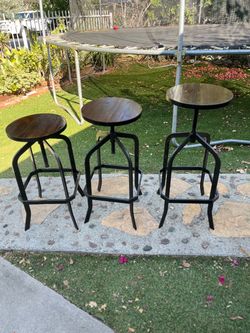 3 BACKLESS BAR STOOLS