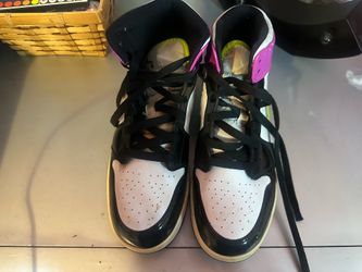 Air Jordan 1 Mid SE ‘Cyber Active Fuchsia’