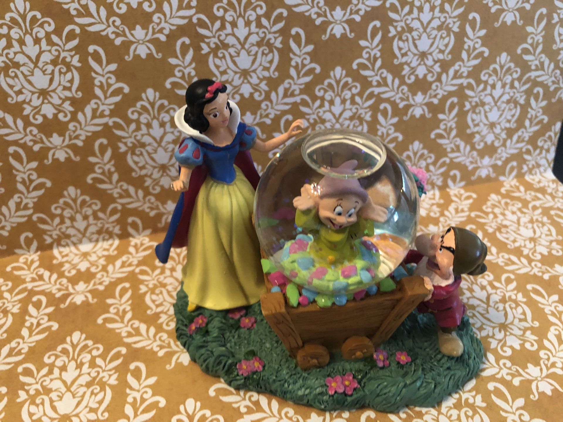 Disney Snow White snow globe