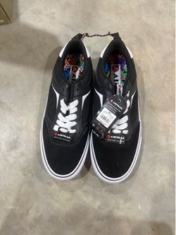Men’s shoes size 9.5 new