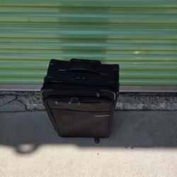 Briggs & Riley BASELINE Global 21" 2-Wheel Expandable Carry-On Black U121CX-4

Excellent condition 