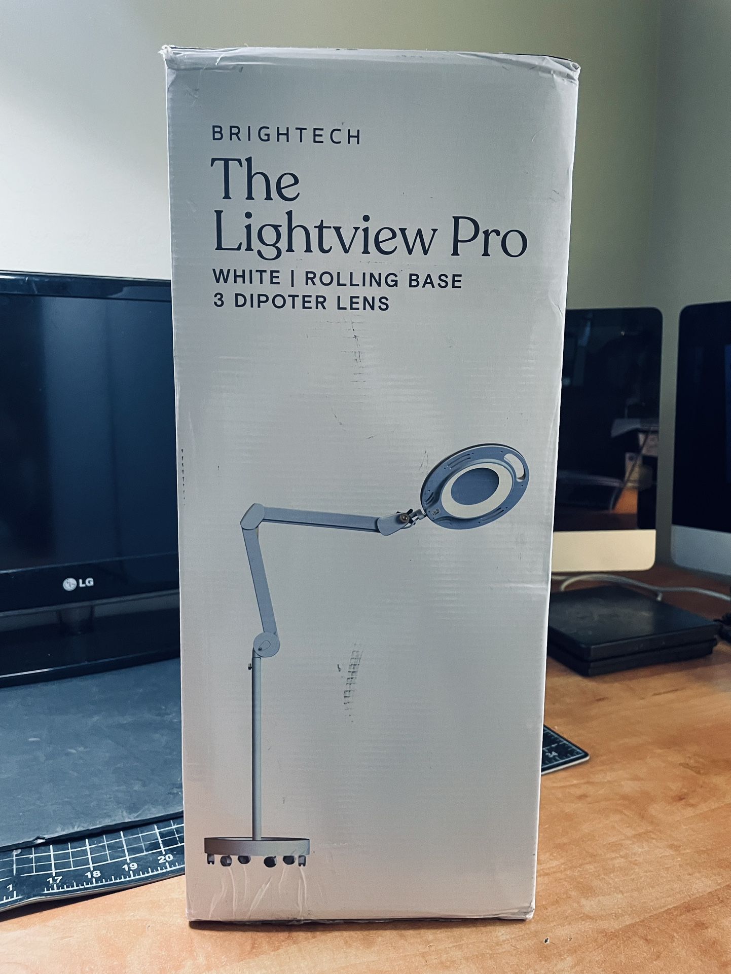 Brightech LightView Pro Magnifying Glass with Light & Stand 🌟 $130 Retail Price, Now $50 Pickup Location: Durango and 215 This Brightech LightView P