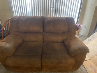 Reclining couch and reclining love seat