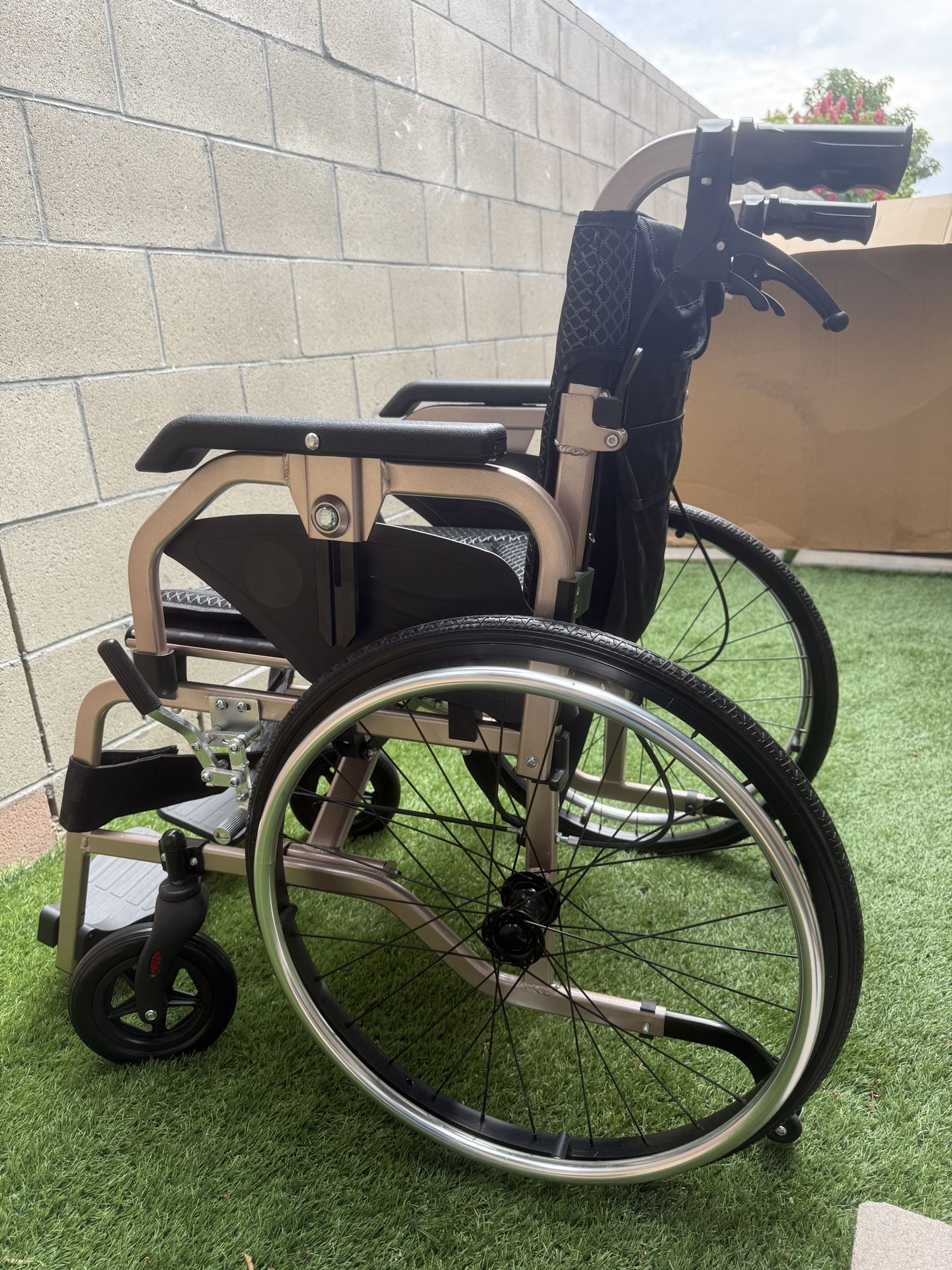 Open box Never used wheelchair, Lightweight Foldable Wheelchair for Adults