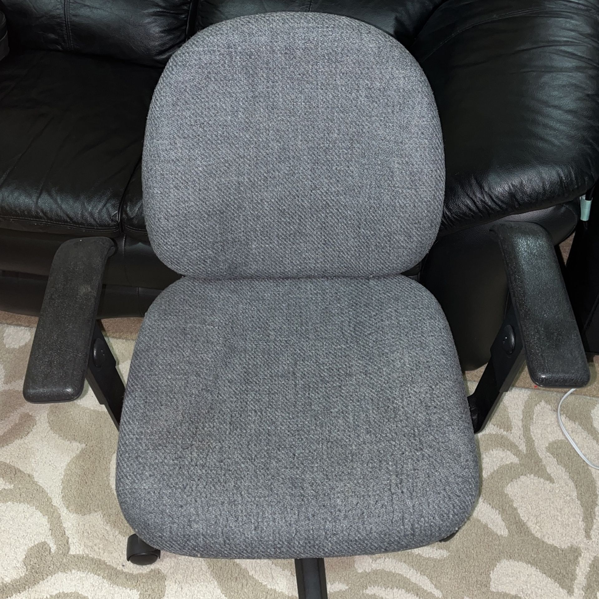 Lightly Used Computer Chair . Very Good Condition 