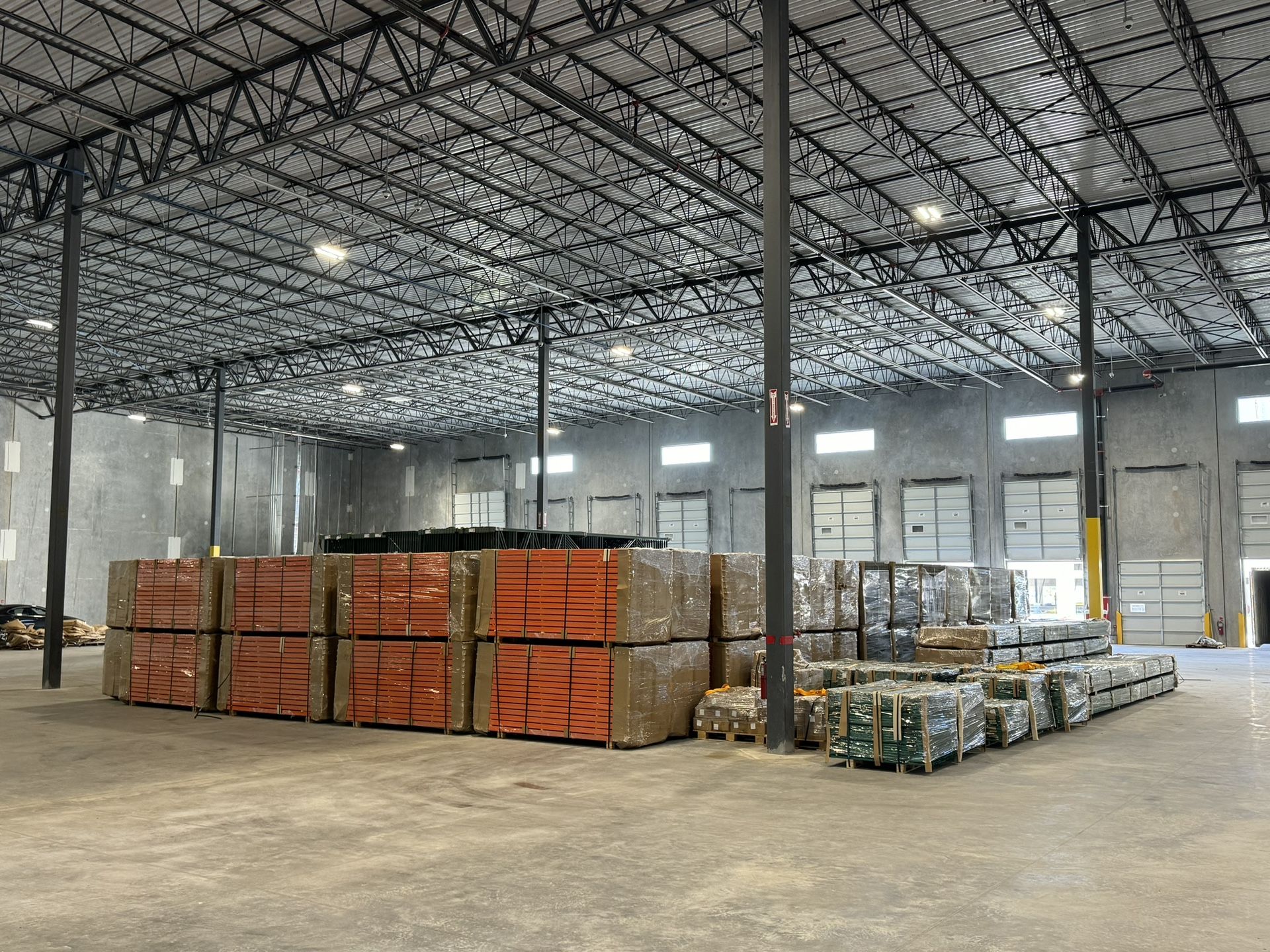 Industrial Pallet Racks Shelving Wire Mesh Decking Uprights Beams Pallet Racking Forklifts