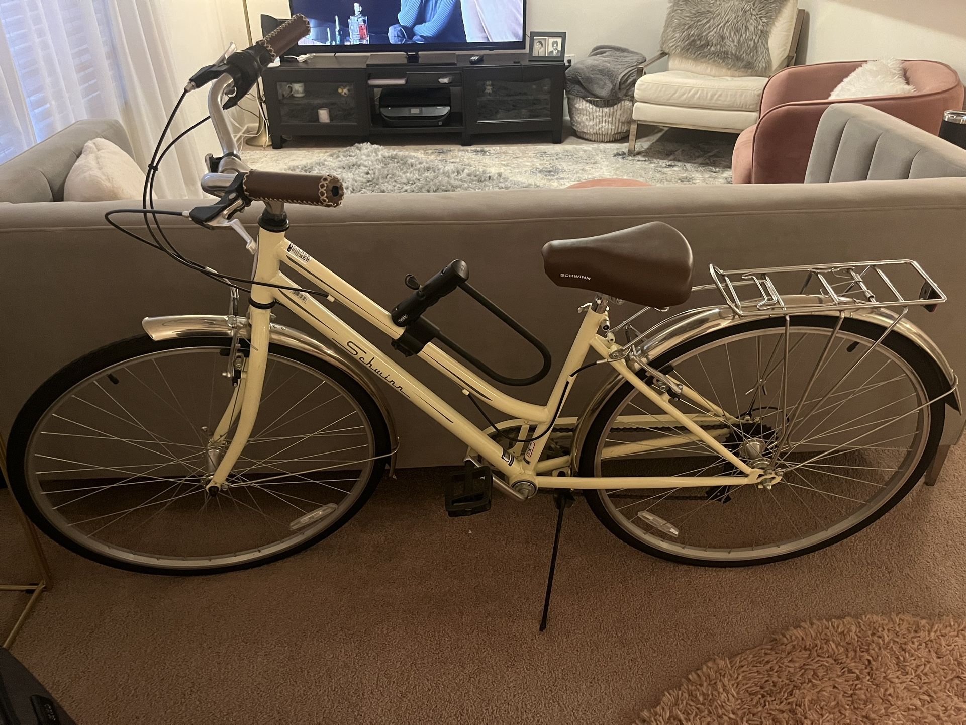 Great Condition : Schwinn Women's Gateway 700c/28" Hybrid Bike - Cream With Bike Lock