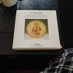 1993.   Hummel Plate