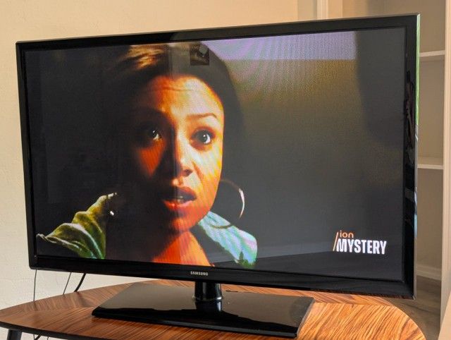 Samsung 43" Plasma TV - PN43F4500 with Remote & Stand! 📺🔊