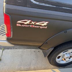 Se vende nissan frontier super charge 4x4 automática V6 corre bien ac trabaja bien nesecita catalizador solamente