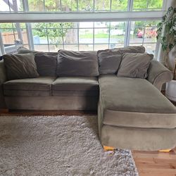 Mid Sized Couch With Pillows 