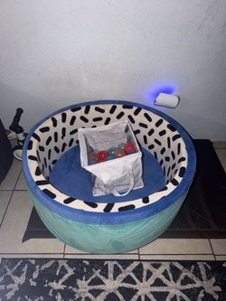 Ball pit with balls