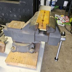 Bench Vise 