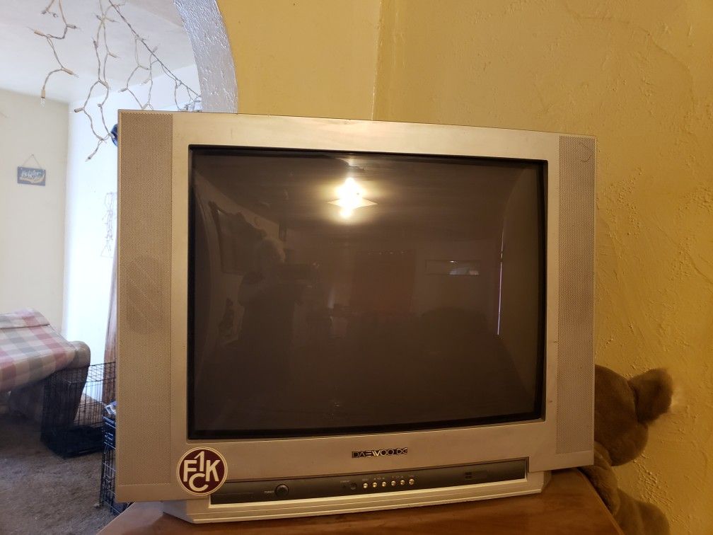 Large Daewood TV older, works speakers