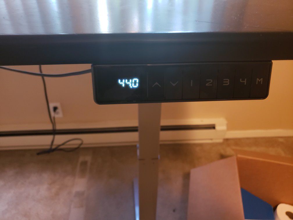 Electric standing desk