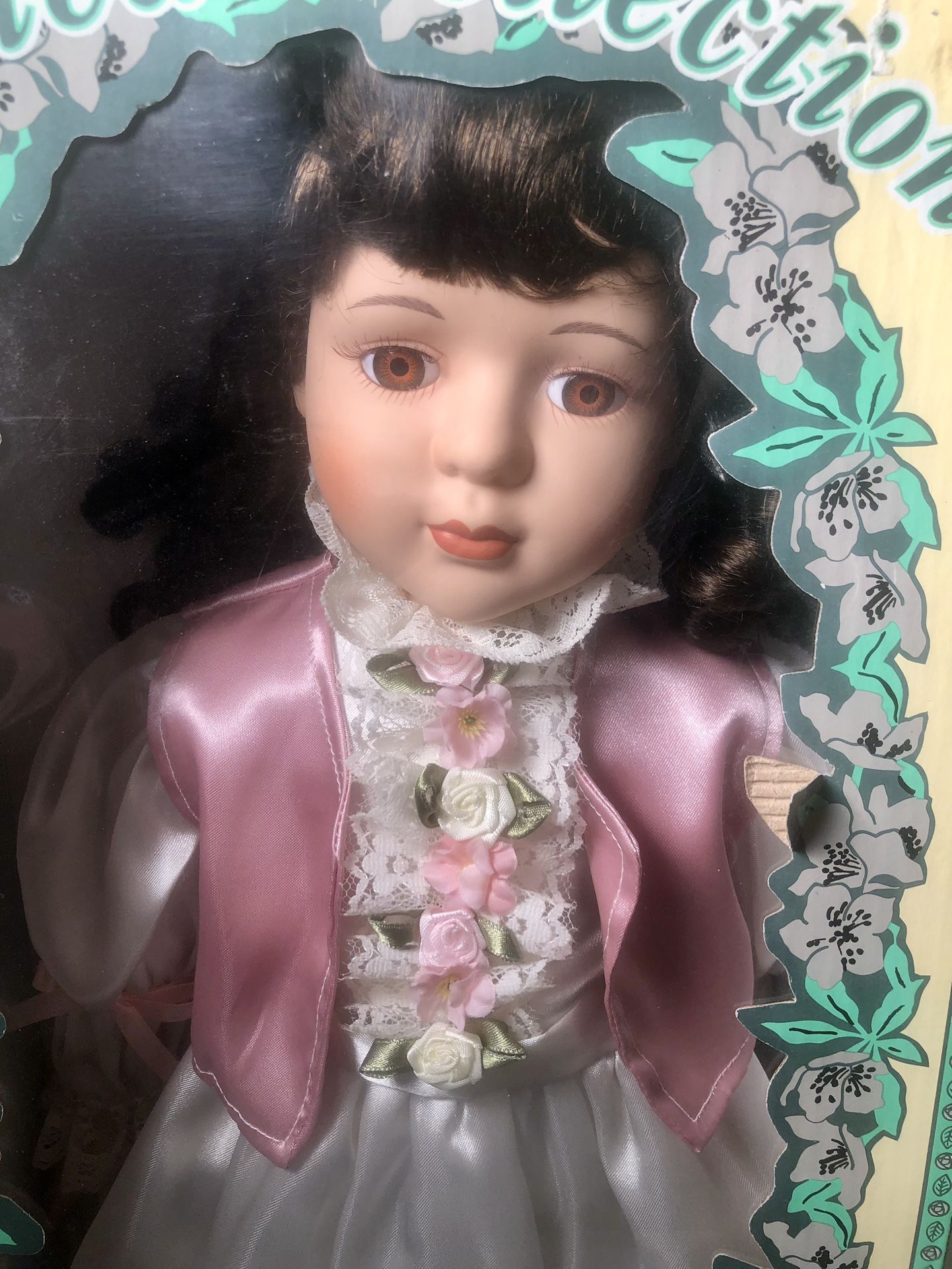 Le Cheri Limited Collection Genuine Porcelain Doll Lindsey 22" w/ box and stand