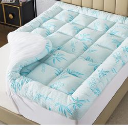 Mattress Topper size Queen 5 inch new in box pick up in Pomona $70