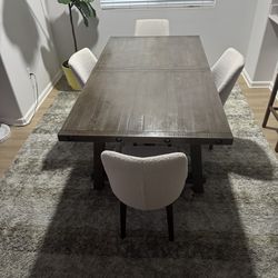 Dining Table w/ 4 chairs and Carpet