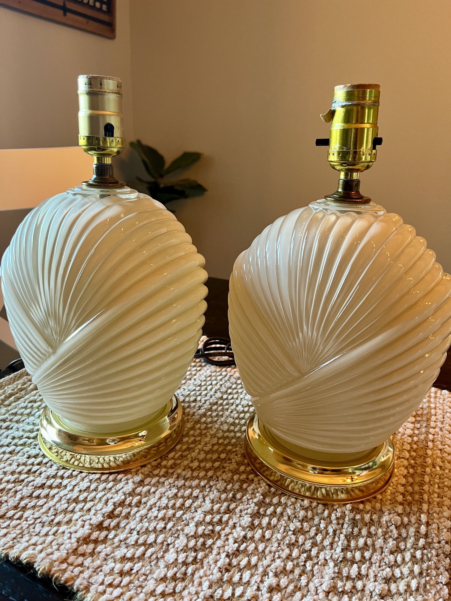 Art deco Vintage Cream Shell Table Lamp Set