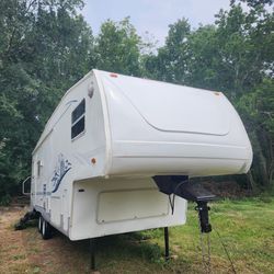 2005 Cougar Fith Wheel 32 Ft 