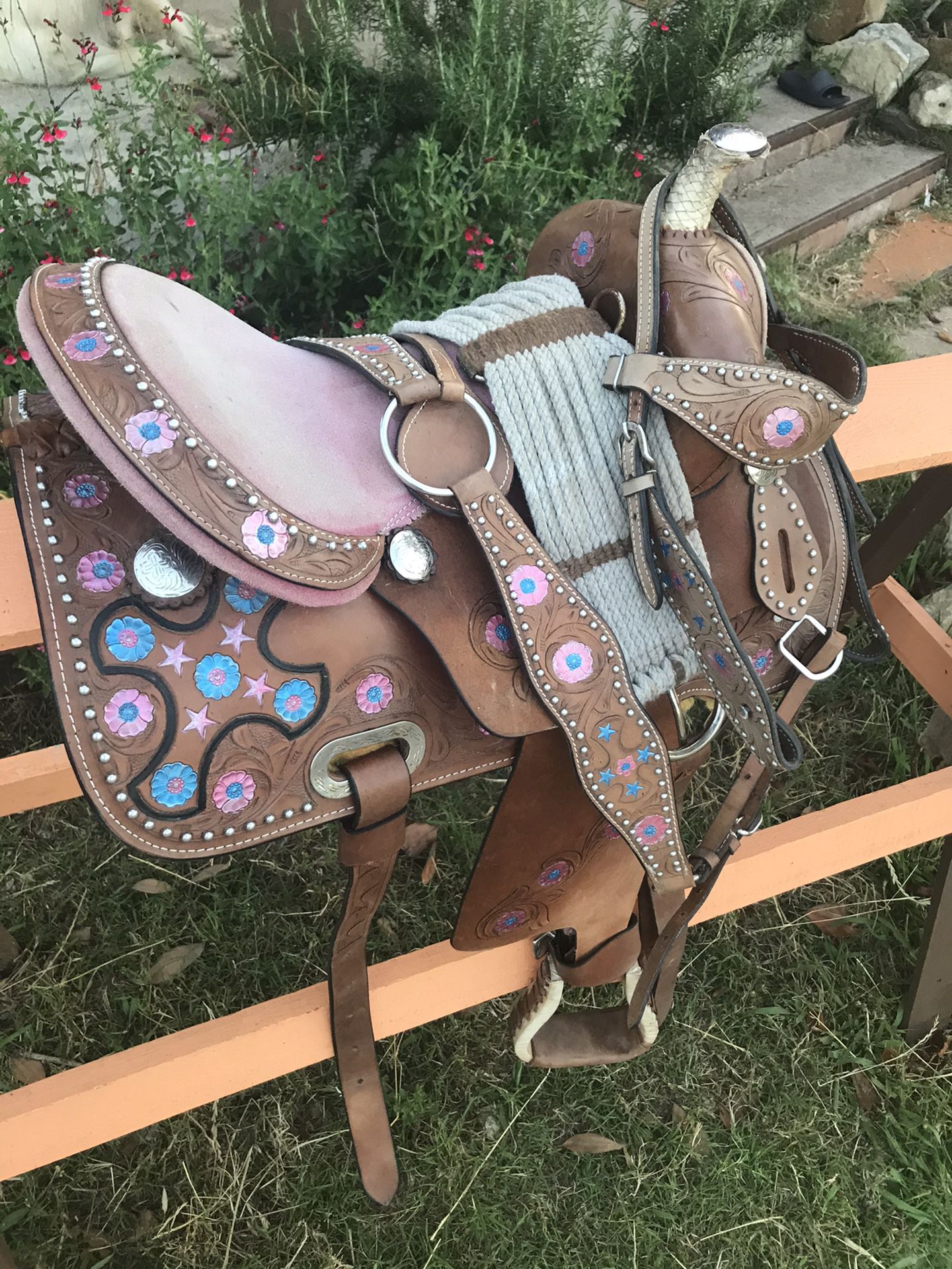 Nice pink barrel/ western 13” saddle