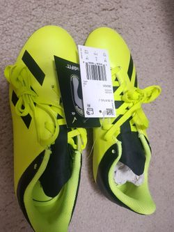 (New)adidas soccer for kids db2420
It's New
Box
2.5 size ,3.5 size each 