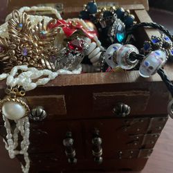 Mystery Vintage Jewelry Box / Pandora And More !