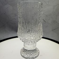 (1) Gorgeous Vintage Iittala Ultima Thule footed water goblet designed by Tapio Wirkkala in 1968. It is crafted from clear glass using a specialized t
