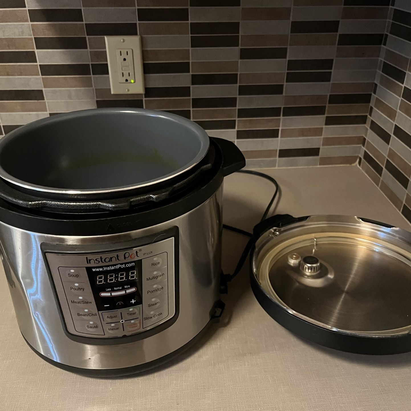 Instant Pot 6 Quart With Non-stick Inner Pot for Sale in Portland, OR -  OfferUp