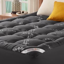 Queen Mattress Topper with Stretchable Pockets
