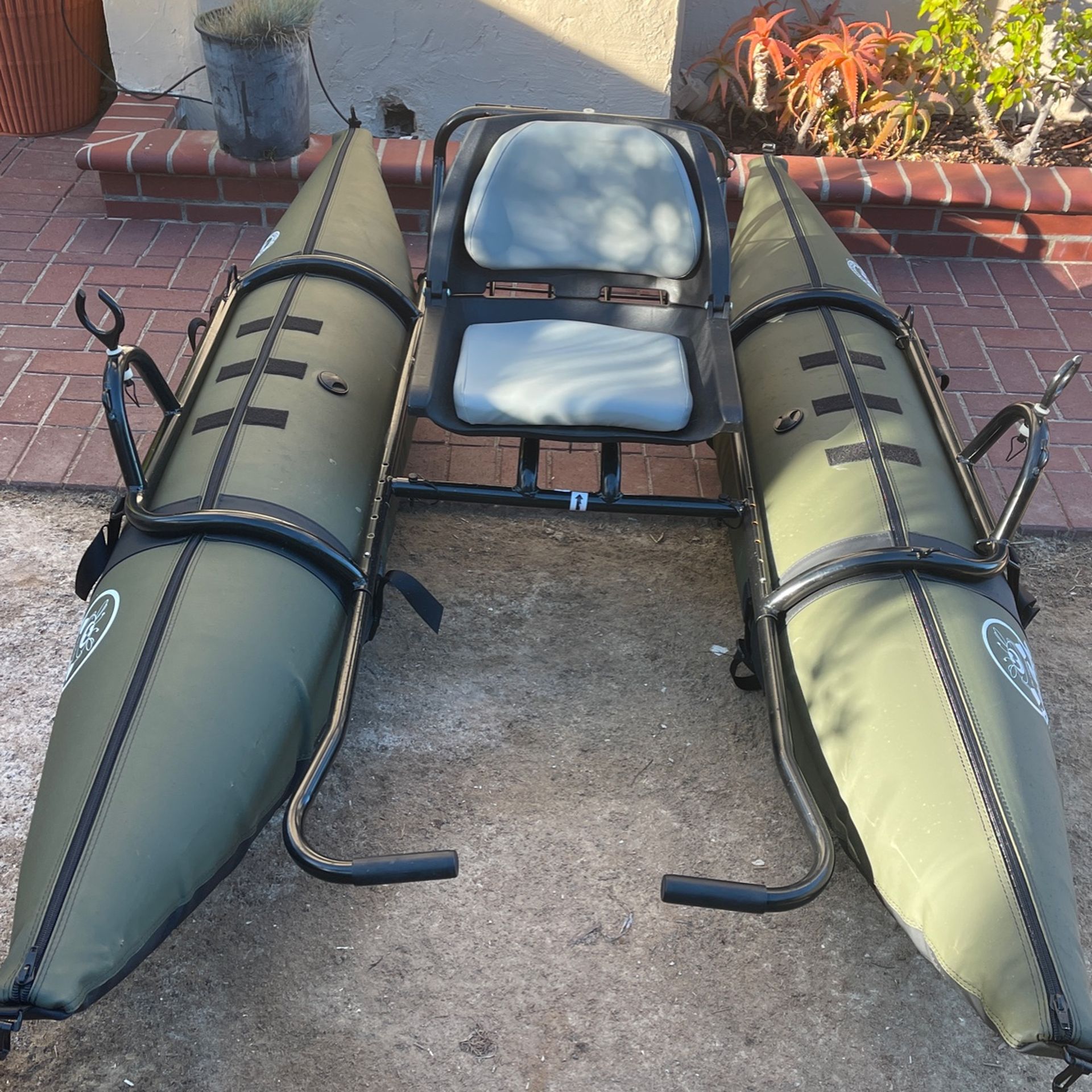 Personal Pontoon Boat water Skeeter W/ Trolling Motor