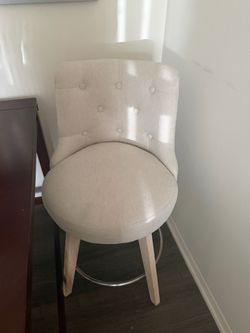 2 bar stools