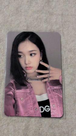 STAYC https://offerup.com/redirect/?o=WU9VTkctTFVWLkNPTQ== Hard Signed Autographed Photocard Non-Sport Trading Card