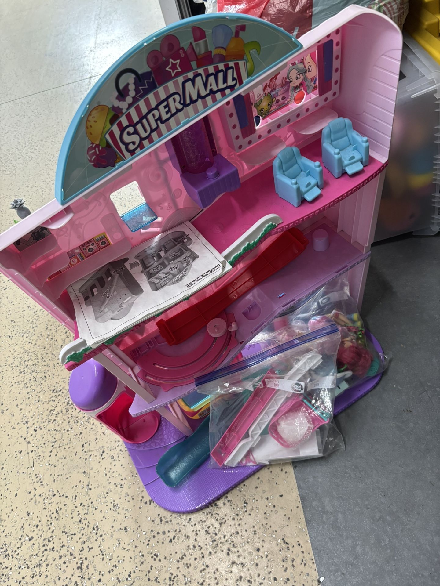Shopkins super mall six dolls and Furniture