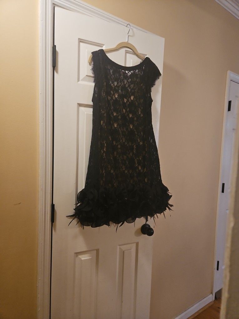 Size 8 Black Fitting Dress With Feather Boarders 