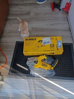 DeWalt DCE180B 20V Plastic Tubing Cutter