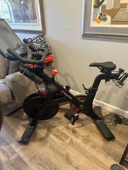 Peloton (gen 2) LIKE NEW