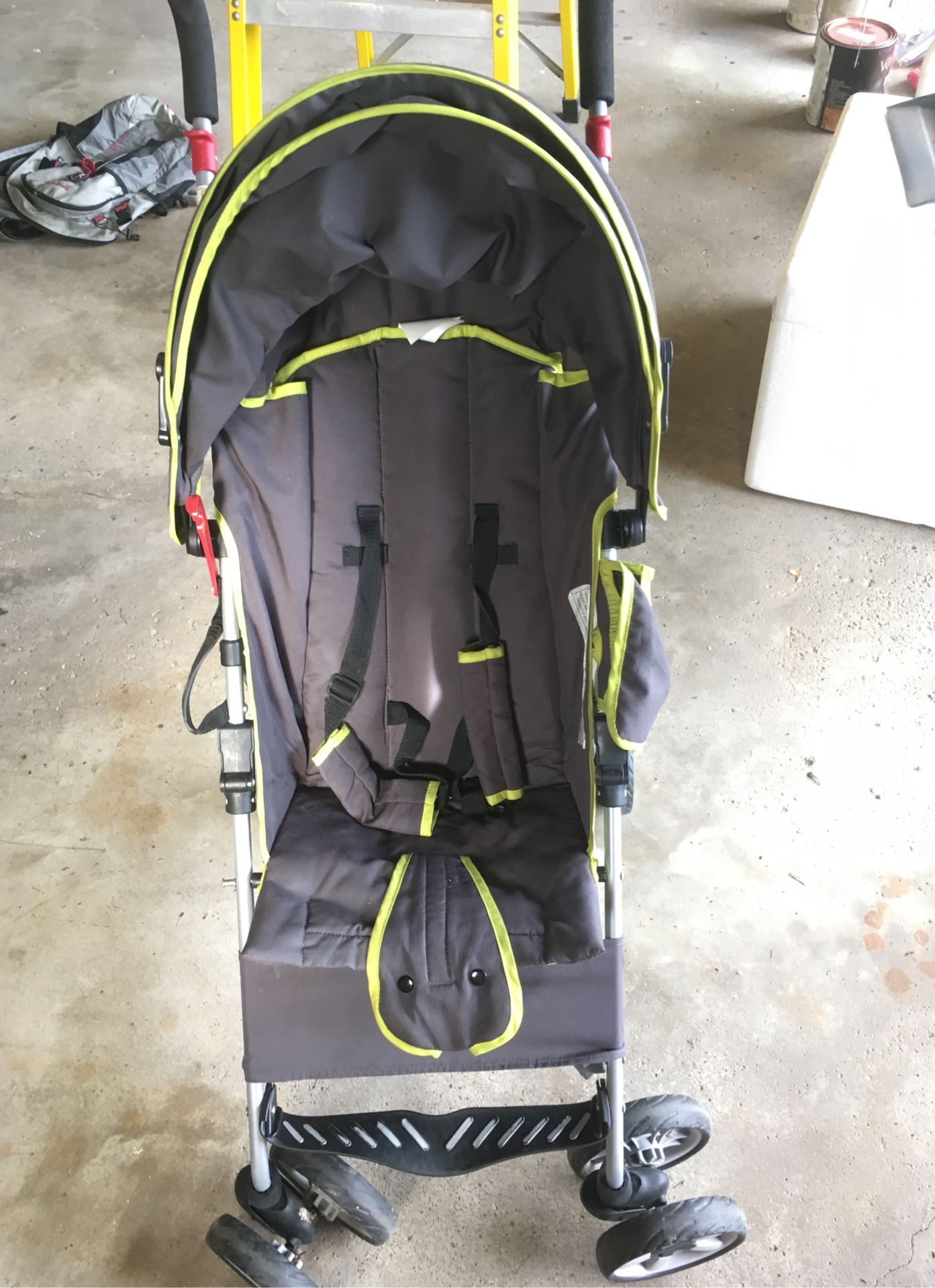 Folding umbrella stroller with storage underneath harness