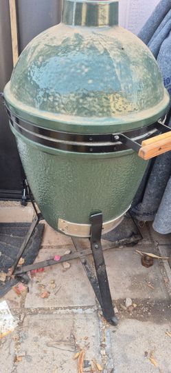 Big Green Egg Ceramic Kamado Grill with Stand