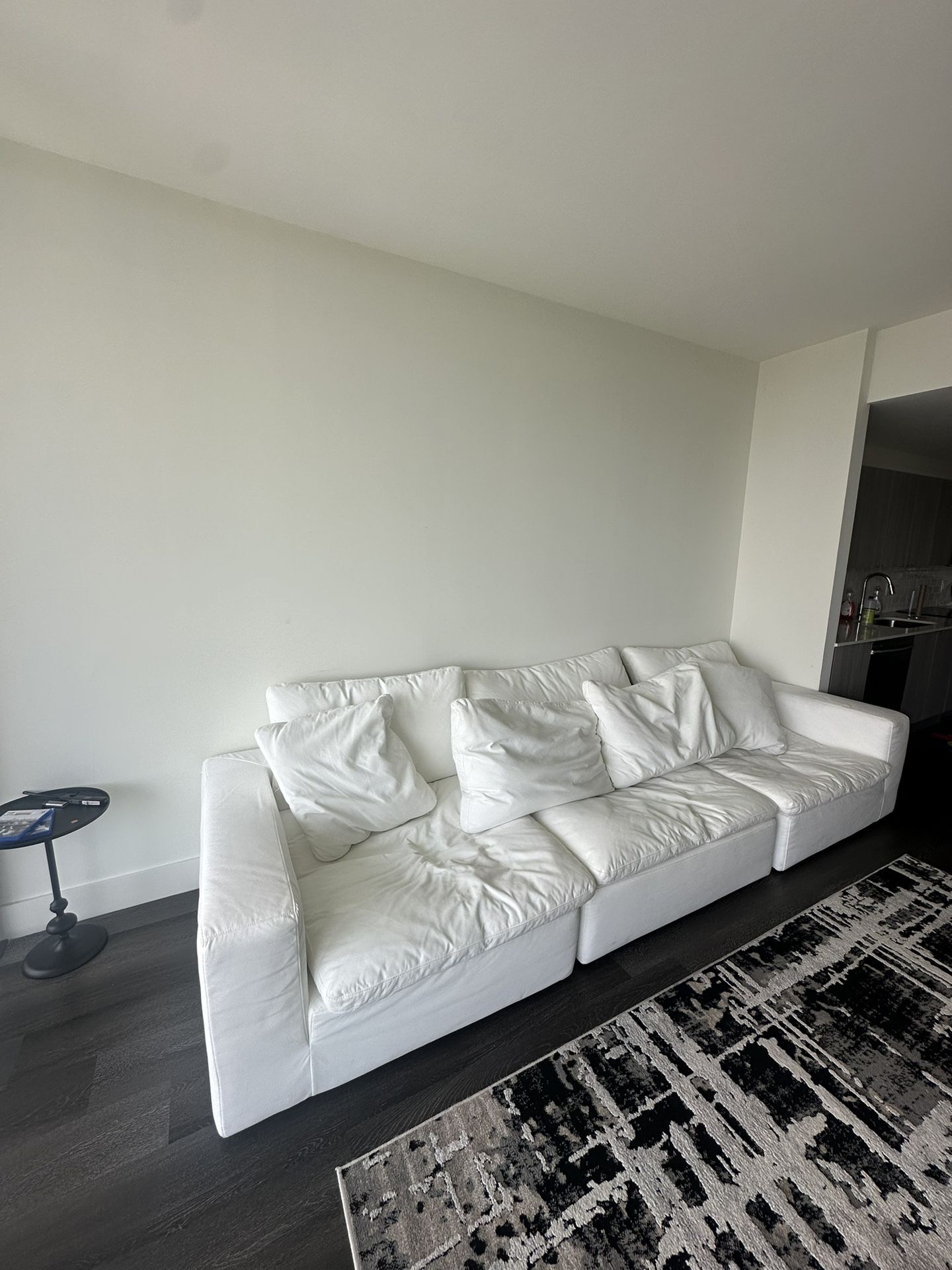 Nube White Couch/sofa