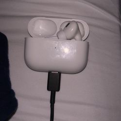 Airpods Pro case and right bud