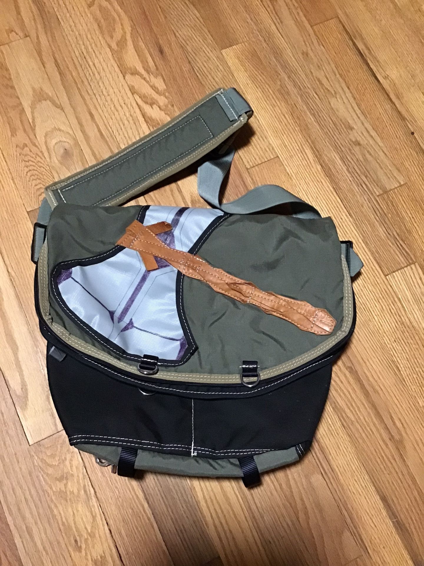VINTAGE MESSENGER BAG INSIDE MARVEL AVENGER SPACIOUS ENOUGH FOR ALMOST ANY Laptop
